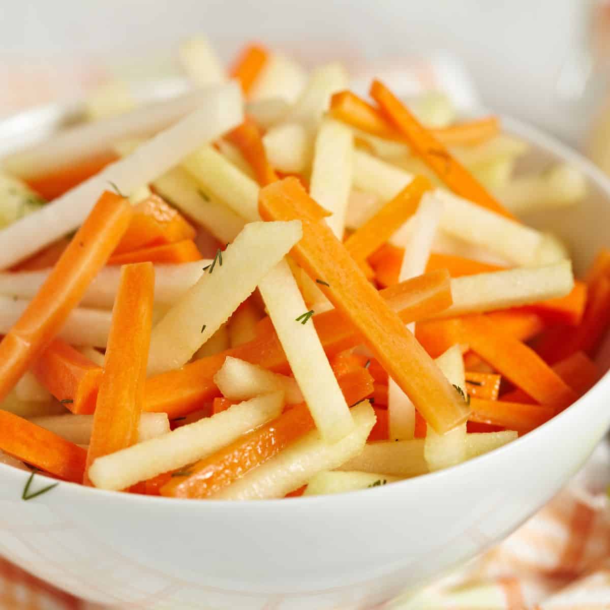 Kohlrabi, apple and carrot salad with dill