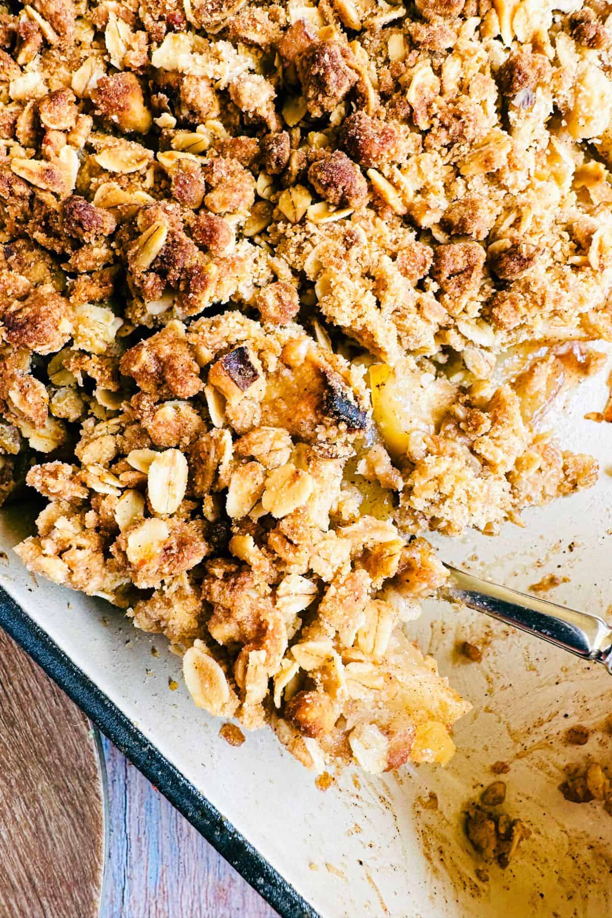 apple crisp vegan close up in the baking dish