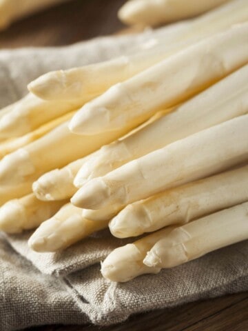 white asparagus on a beige napkin