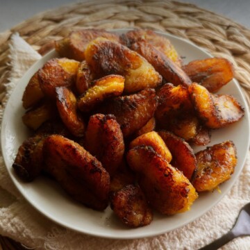 Caramelized plátanos maduros on a white plate