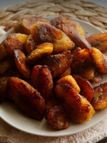 Caramelized plátanos maduros on a white plate